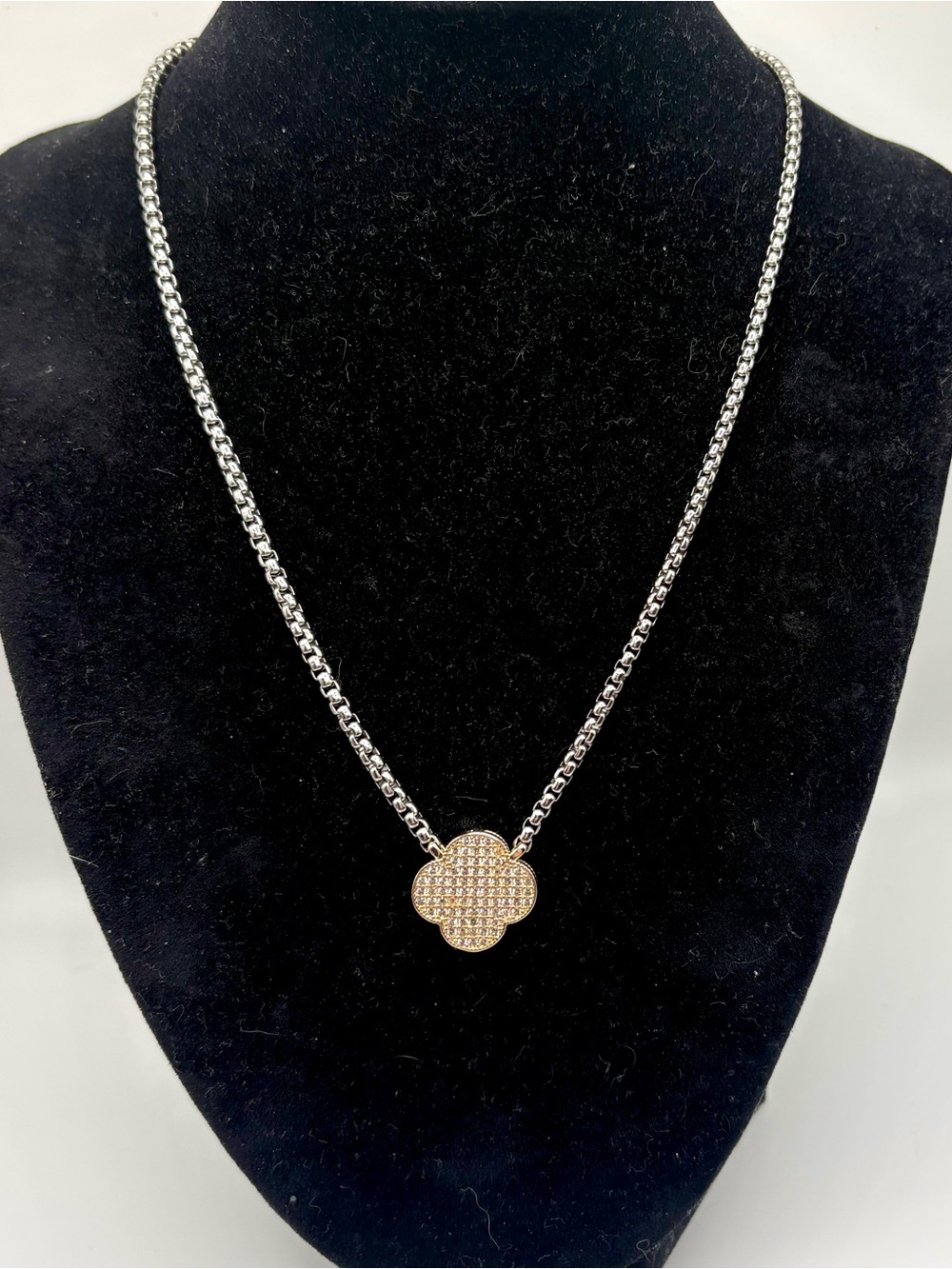 Two Tone Crystal Clover Quatrefoil Necklace Silver Tone Box Chain 16” NEW